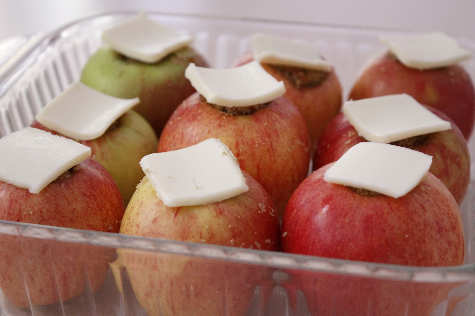 Печеные яблоки в духовке польза для организма. Мороженые яблоки. Перемороженное яблоко. Яблоки печеные на зиму. Заморозка яблок.