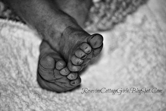 Trisomy 13 | The other side of the waiting room, Joy and loss, Infant Loss, pregnancy loss, Trisomy 13, (c) Rosevine Cottage Girls | rosevinecottagegirls.com | infant's feet