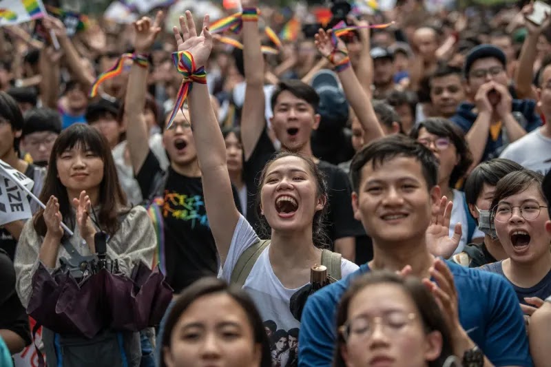 24 Powerful Images From The First Day Of Marriage Equality In Taiwan