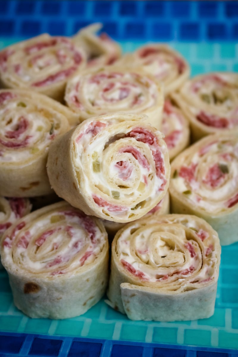 Salami Pinwheels | The Two Bite Club | #salami #appetizer #fingerfood Salami Pinwheels are easy to make with just four simple ingredients! They make a fun and tasty snack, lunch, or party food. #salami #appetizer #fingerfood