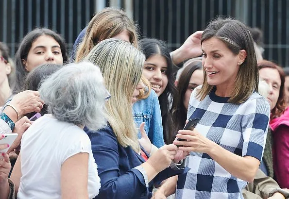 Queen Letizia wore Hugo Boss Floriza gingham wool blend knit top and Boss cotton trouser, Magrit pumps