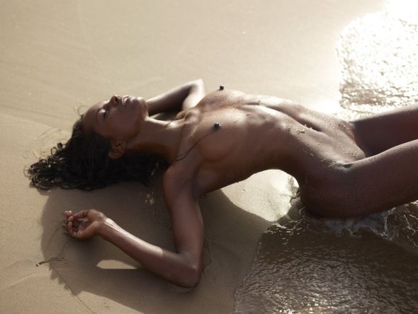 Valerie modelo negra nua pelada praia mar hegre-art