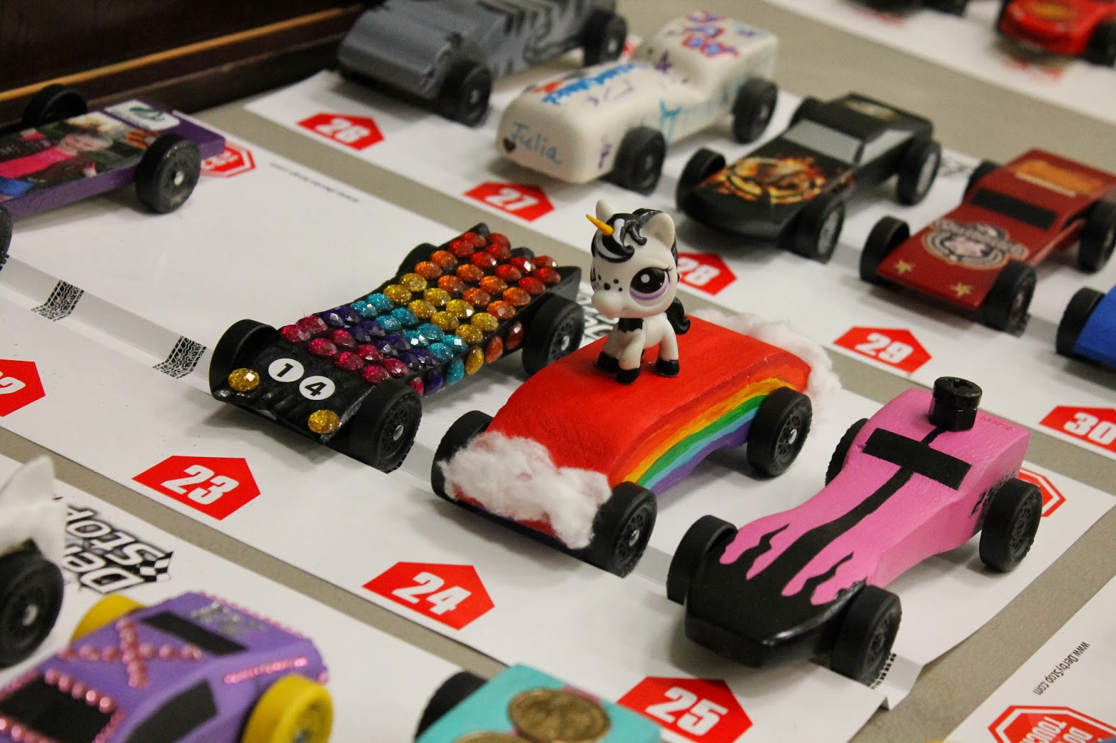 creatively-quirky-at-home-girl-scout-pinewood-derby-rainbow-car