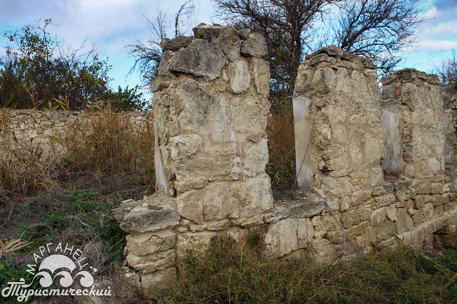 церковь благовещения на городище великий новгород. церковь благовещения на городище великий новгород. руины древнего пантикапея керчь. древний город неаполь скифский. руины боспорского царства.