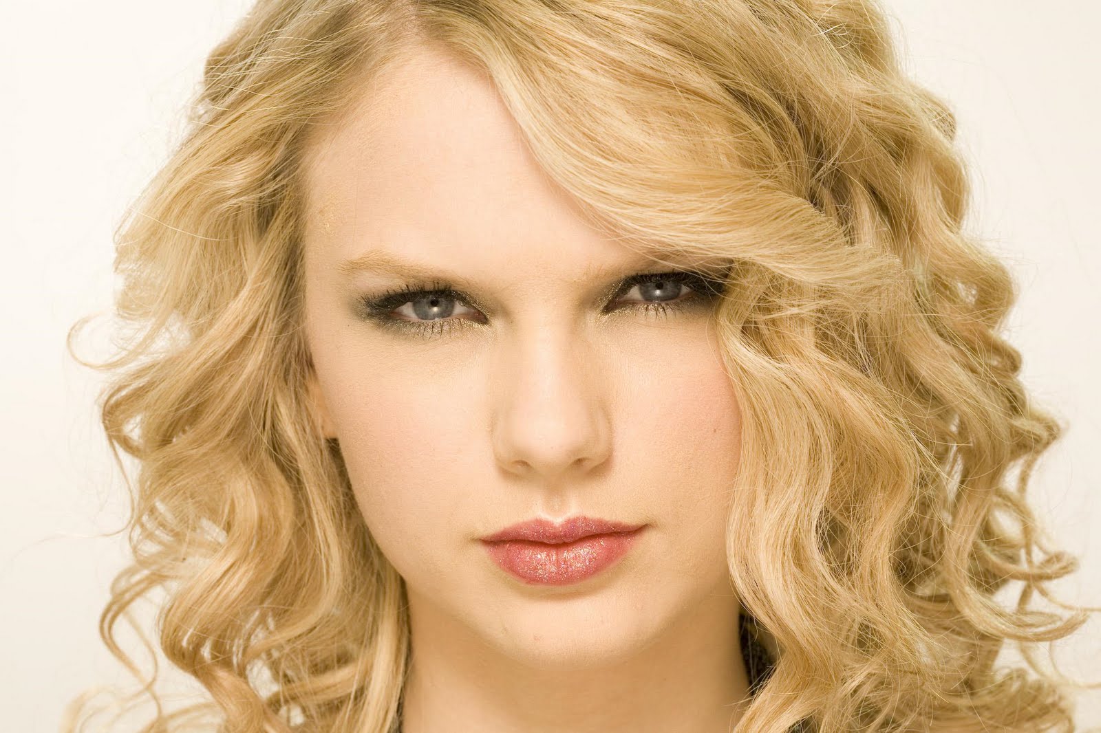 taylor+swift+Hairstyles-shopstriped9.blogspot.com-Taylor+Swift+in ...