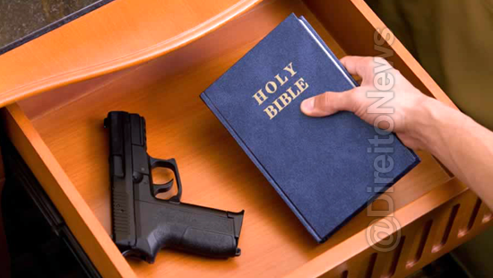 Resultado de imagem para biblia e arma