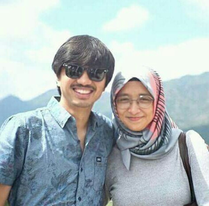 KACAMATA DAN CIPUT RAJUT, PENAMPILAN KHAS ALA ISTRI DUTA ‘SHEILA ON 7
