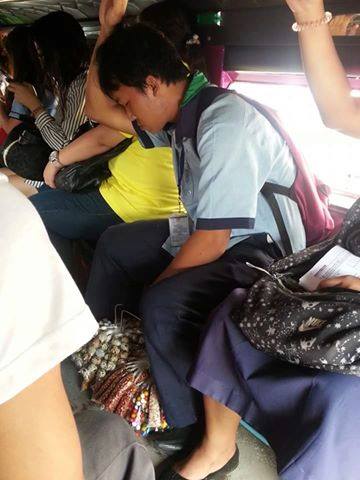 Foto Pelajar Yang Tertidur Di Angkot Ini Menjadi Viral Dan Membuat Kagum. Lihat Apa Yang Dibawanya!