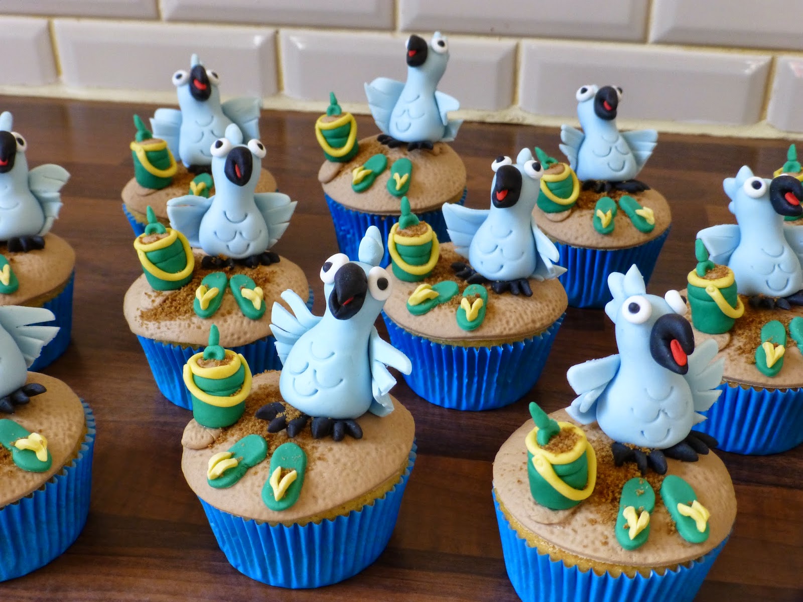 Sweet designs by Gabriela: Rio movie themed cupcakes