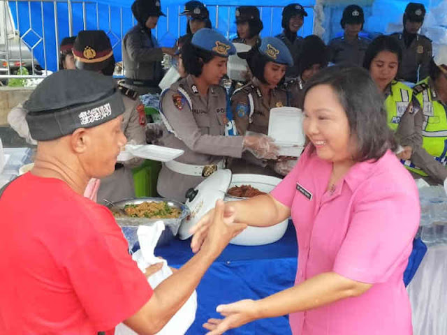 Royke Lumowa Bagikan Makanan Berbuka Puasa di Masjid Raya Alfatah Ambon Royke Lumowa Bagikan Makanan Berbuka Puasa di Masjid Raya Alfatah Ambon