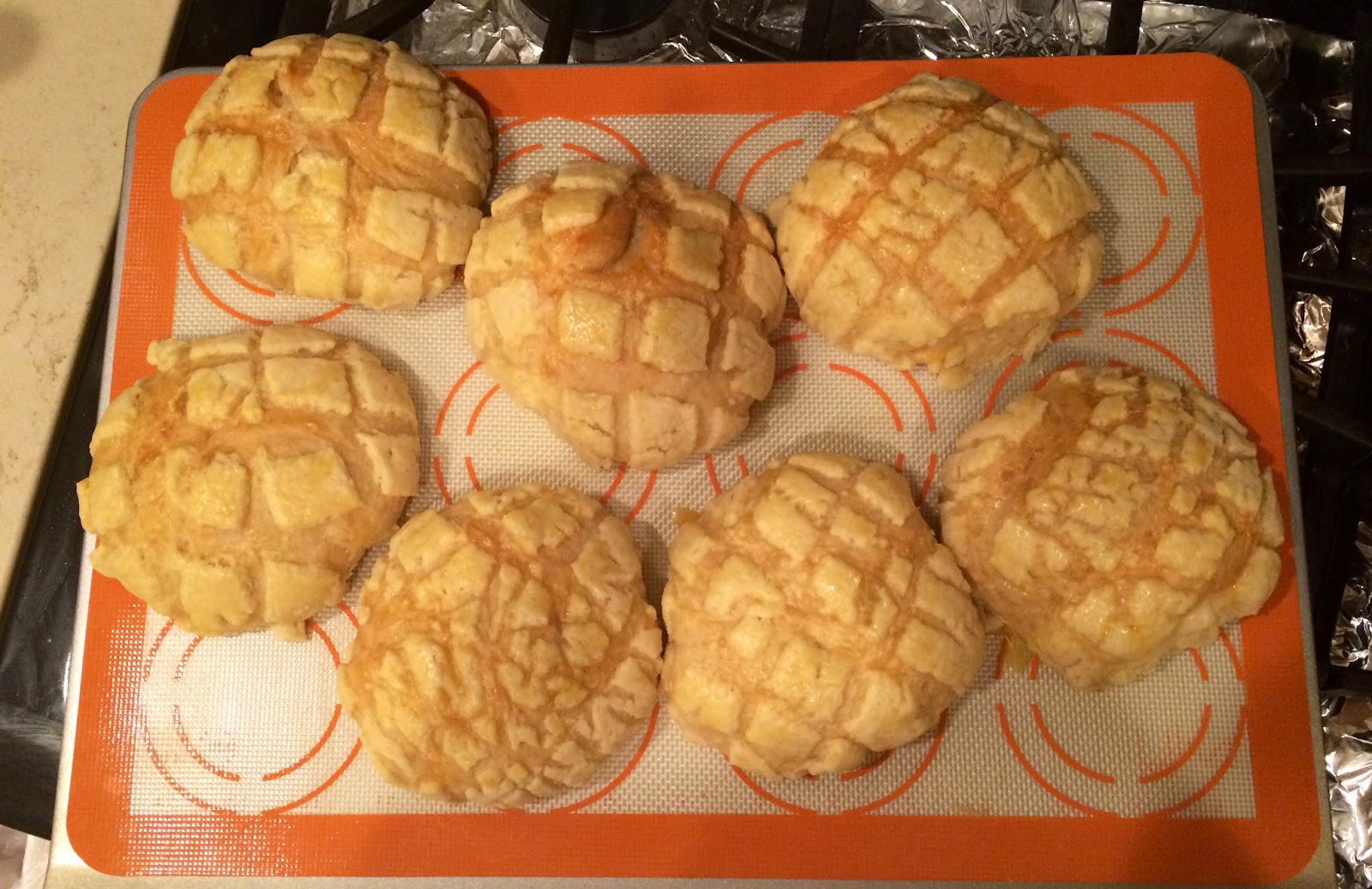 Taiwanese Pineapple Buns (Buo Luo Mien Bao 台式菠蘿麵包 )