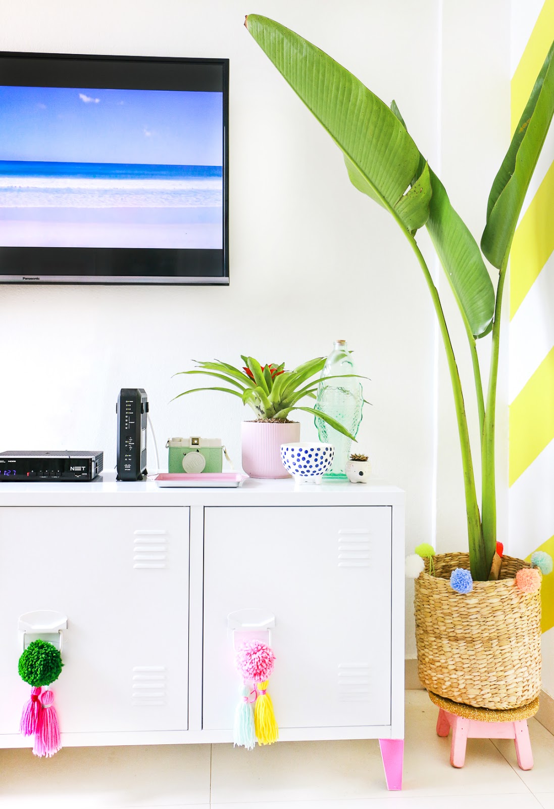 tour pela decoração sala pequena colorida apartamento alugado blog do math casa viada rack industrial branco tok stok decoração sala de estar com TV