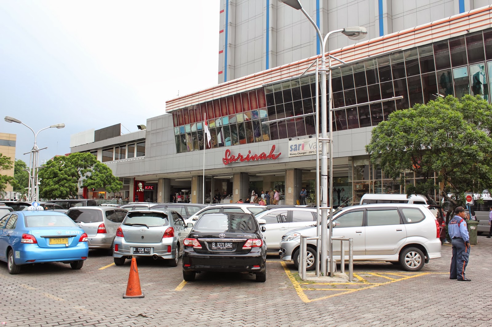 Stay, Stray, Play and Feast: Sarinah Shopping Mall: Jakarta, Indonesia