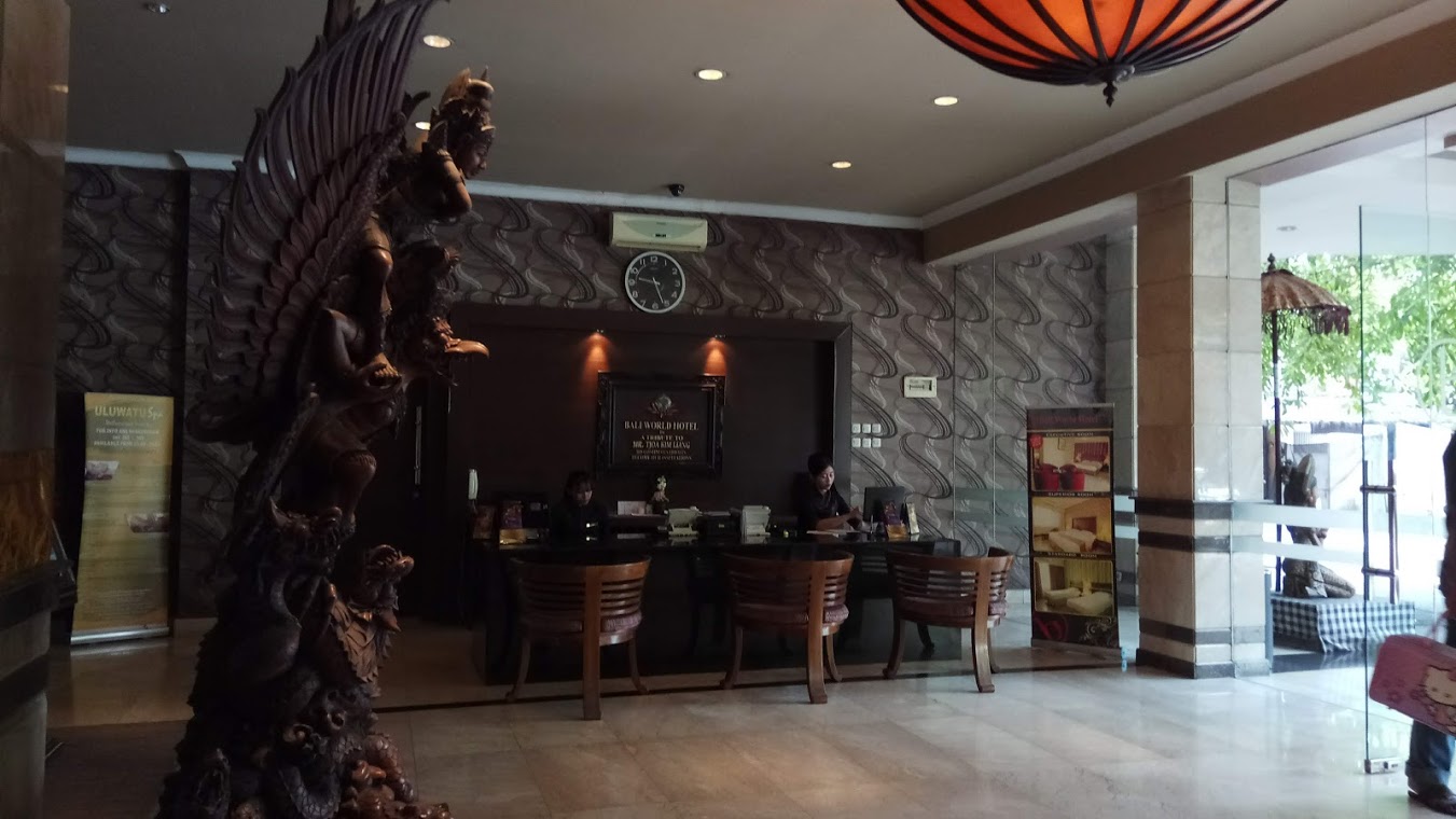 Astin Astanti: Menginap di Bali World Hotel Bandung, Fasilitas Kolam