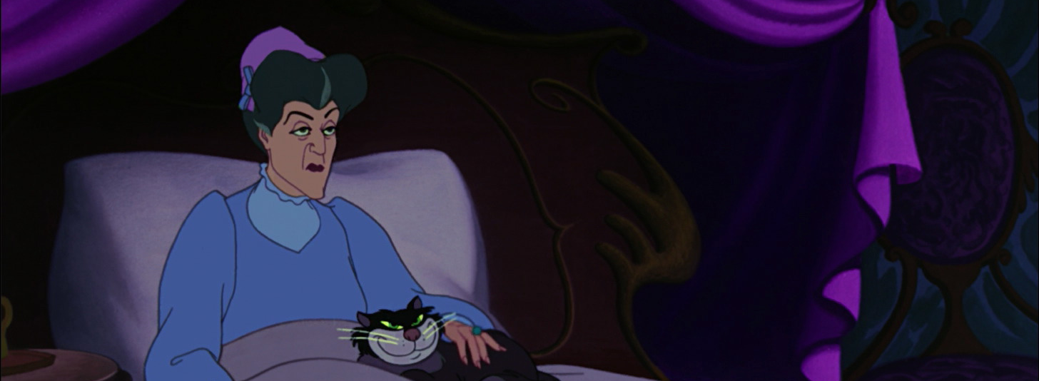Золушка в постель. Леди Тремейн Дисней. Мачеха Золушки с котом. Мачеха из Золушки в кровати. Мачеха Золушки Дисней.