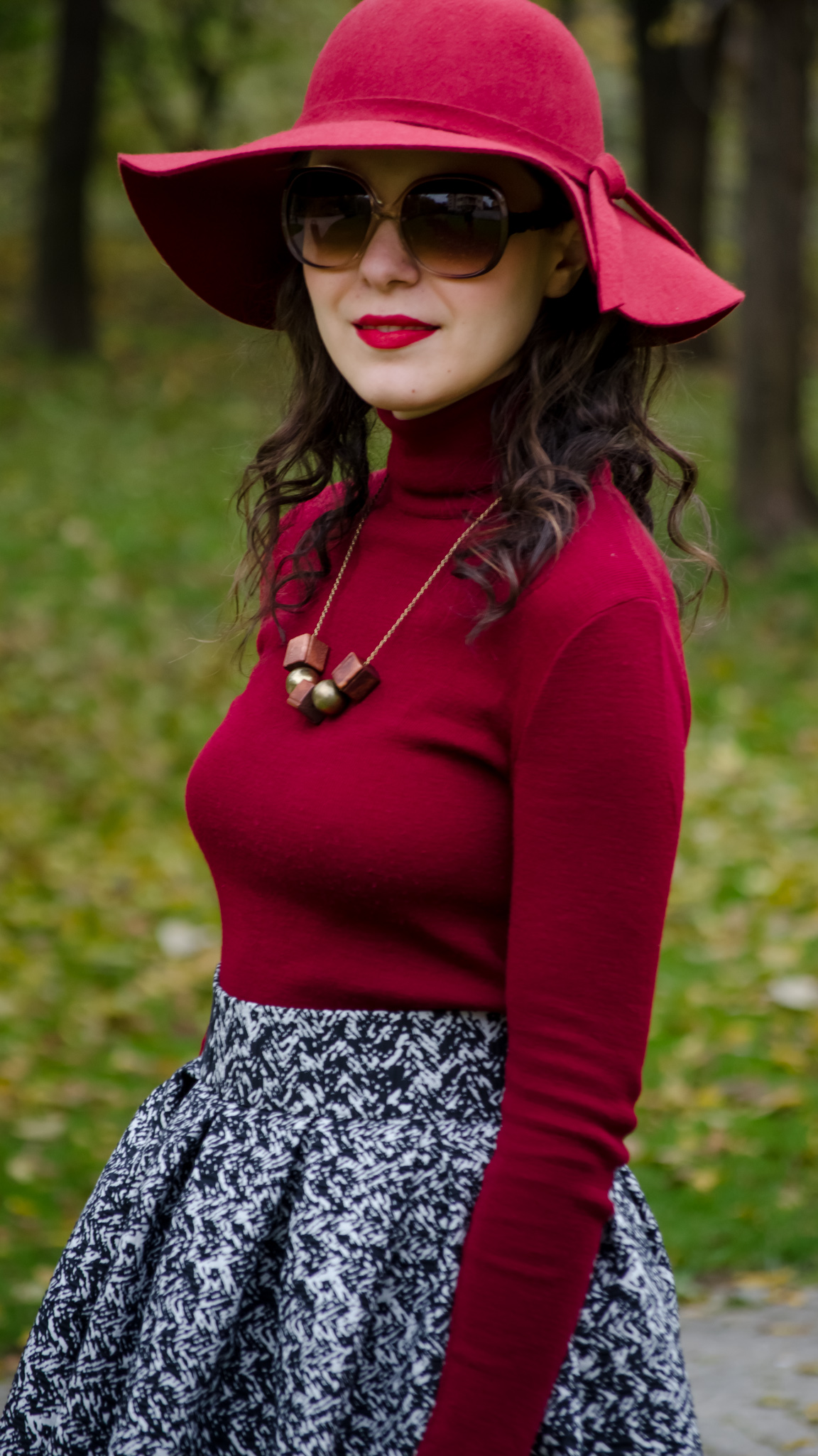 50s vibes and burgundy for fall floppy hat poema mustard shoes puffed up skirt black terranova jacket turtleneck koton over sized camel bag autumn fall park