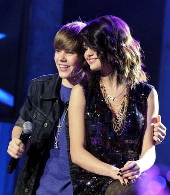 selena gomez and justin bieber kissing on the lips for real. justin bieber et selena gomez