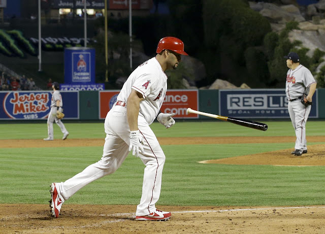 Pujols dio su 599no HR y Angelinos vencieron a Bravos