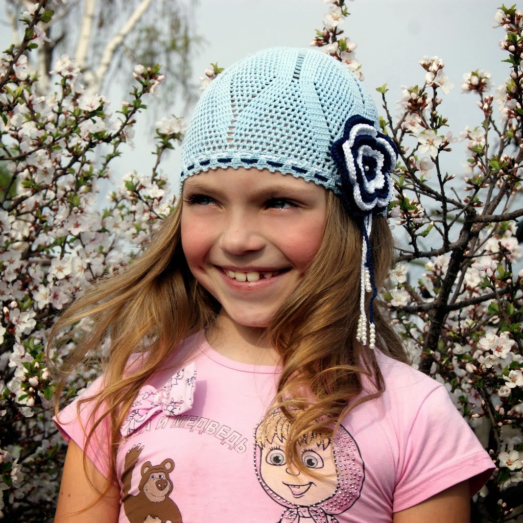 Косынки с принтом. Детские вязаные шапки летние. Вязаная летняя шляпка для девочки. Детская вязаная летняя шапочка. Девочка в шапочке.