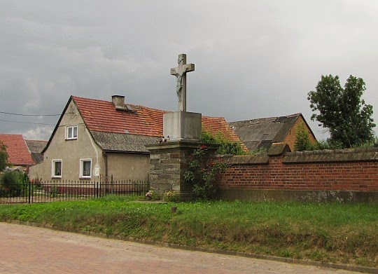 Krzyż przydrożny we wsi Kozielno.