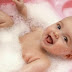 Saiba o que é certo e errado nos cuidados com banho e higiene do bebê