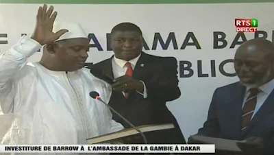 Adama Barrow, lors de sa prestation de serment au sein  de l'ambassade de Gambie au Sénégal