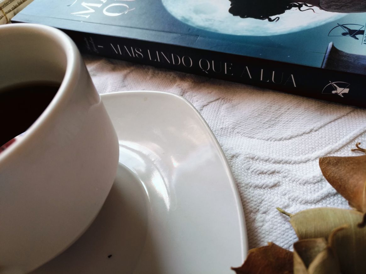 MAIS LINDO QUE A LUA - JULIA QUINN RESENHA DE LIVRO: MAIS LINDO QUE A LUA - JULIA QUINN