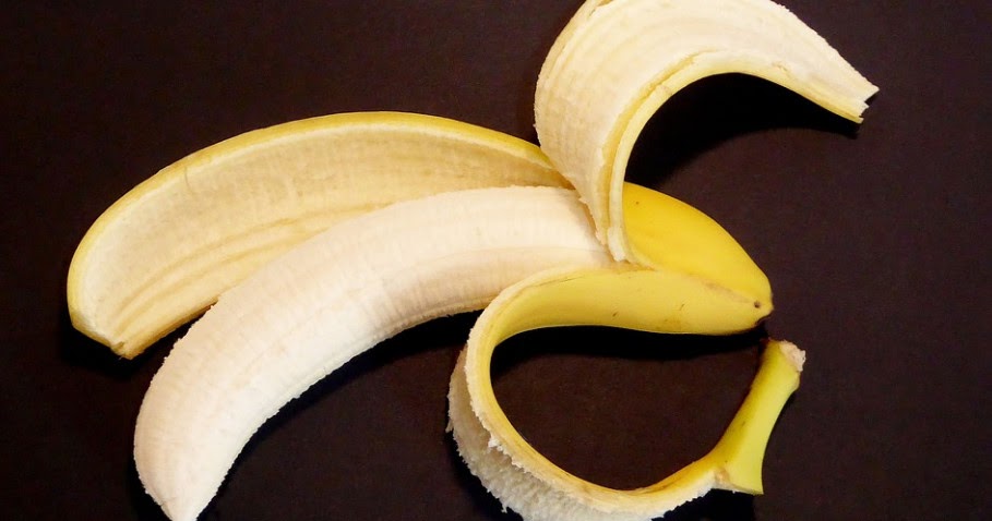 Использование кожуры. Бананы в Греции. Бананы в виде сердца. Банан в кожуре яблока.