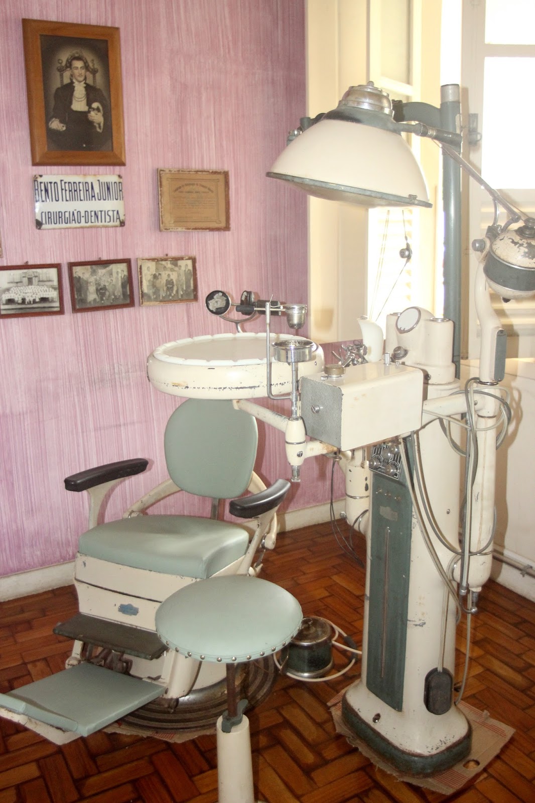 Ajuda Antiga Da Cirurgia Da Odontologia Dos Instrumentos Médicos Em Uma  Tabela De Madeira Foto de Stock - Imagem de antigo, dentista: 98248864