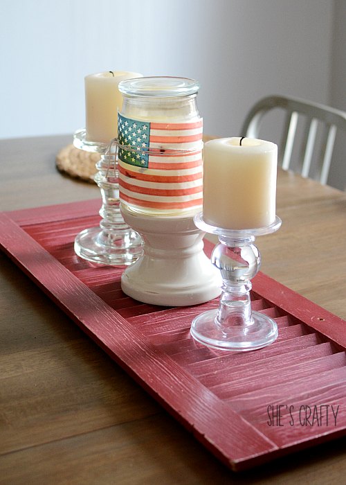 How to decoration your table for 4th of July in farmhouse style with candles and a shutter
