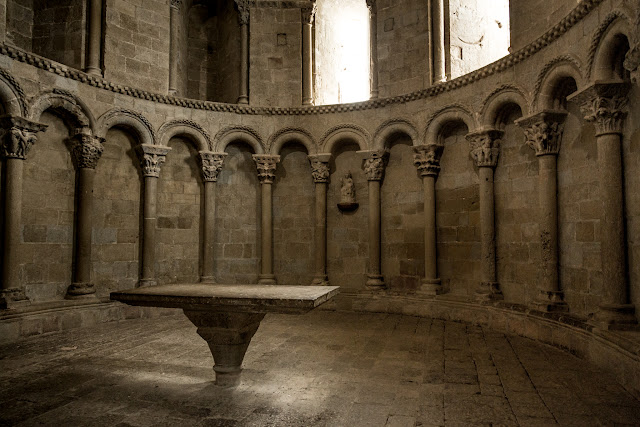 Altar en el ábside de la iglesia de San Pedro - Castillo de Loarre :: Canon EOS5D MkIII | ISO1600 | Canon 24-105 @24mm | f/4.0 | 1/10s