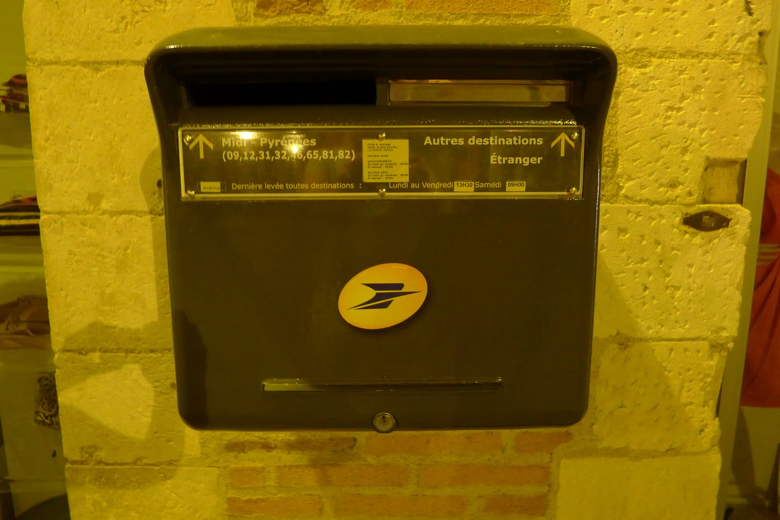 Présentation de quelques timbres et lettres Boîte aux lettres en