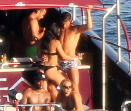 Ronaldo 'khoa moi' va mua cot ben nguoi dep 'nguc khung' - Anh 6