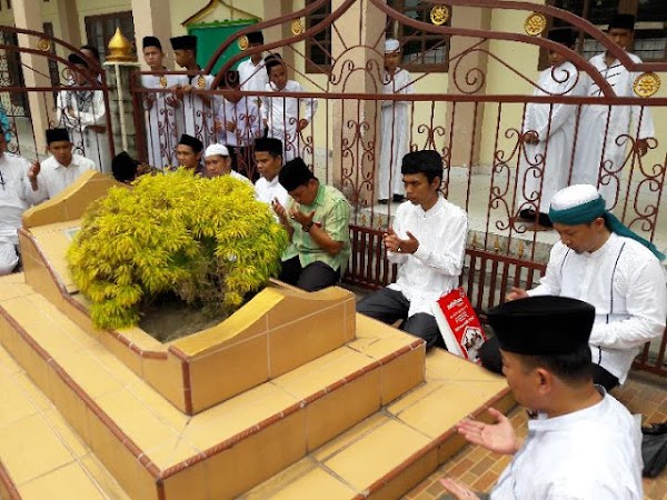 Ustaz Abdul Somad Bicara Hukum Melangkahi Makam