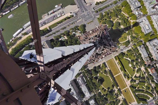 L'image du jour] Comment sont remplacées les antennes de radio-télévision  de la tour Eiffel