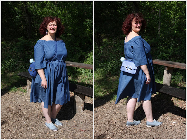 Ü50 Mode, 50+ , blaues Kleid, Off Shoulder, Lulu Guinnes Tasche, Lost Ink Plus 