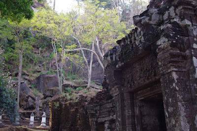 タイの人びと、タイの街角ラオスの世界遺産 ワット・プー① ~お手製ロートでガソリン満タン~