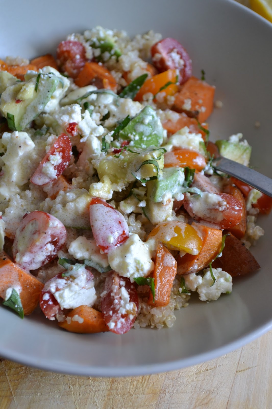 Savoury Wednesday: Quinoa Salat mit Feta, Avocado und Süsskartoffel ...