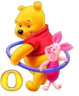 Abecedario de Winnie the Pooh y Piglet Jugando al Hula Hoop.