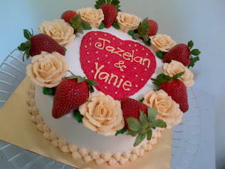 cake with fresh fruit/ fresh flower