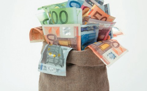 Η μεγάλη αποκάλυψη: Κράτος και τράπεζες ''έκλεψαν'' 93 δις ευρώ από την αγορά!