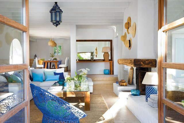 casa de praia elementos naturais decorada em tons de azul e materiais naturais