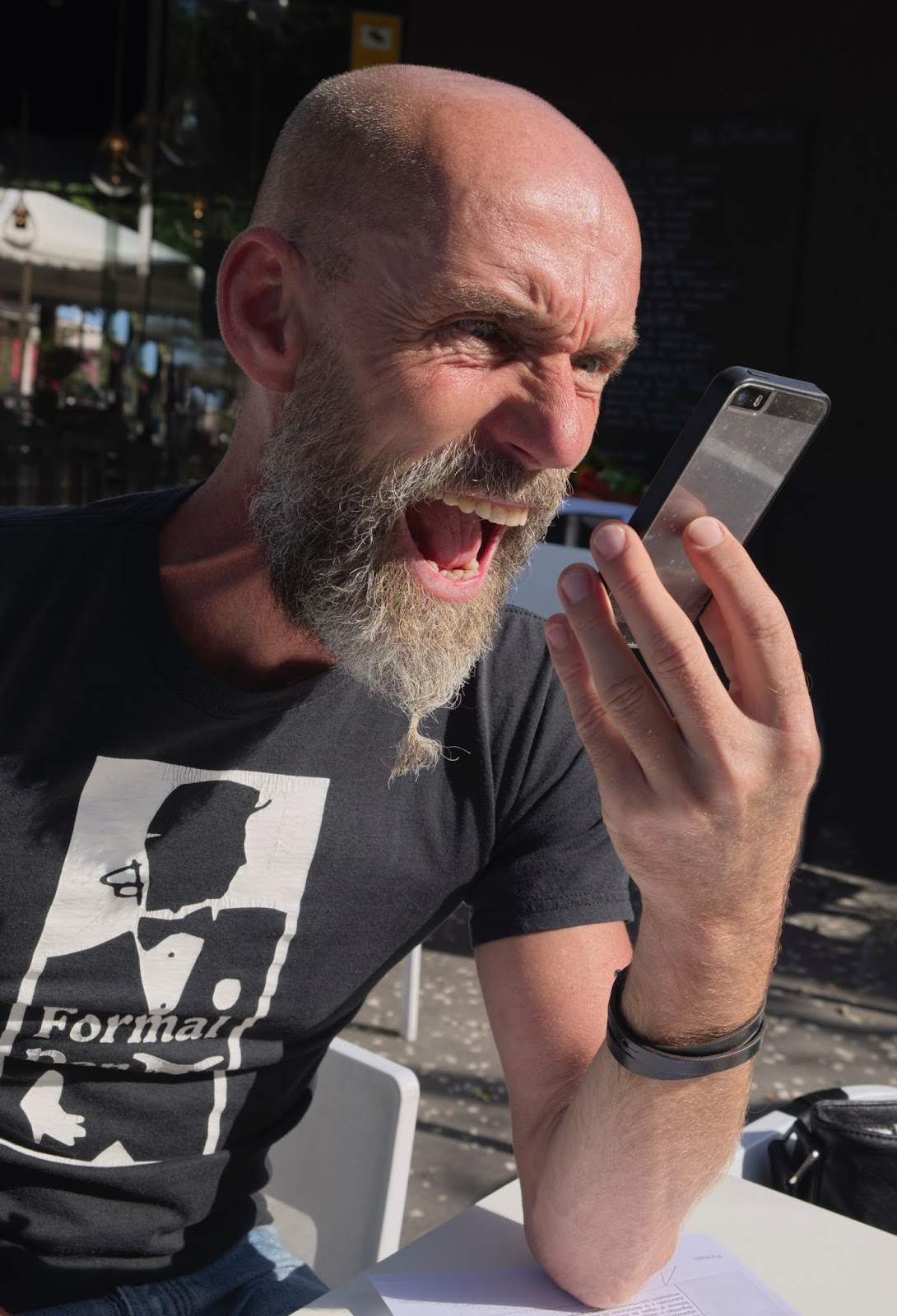 "Cut up rough" nghĩa là gì?