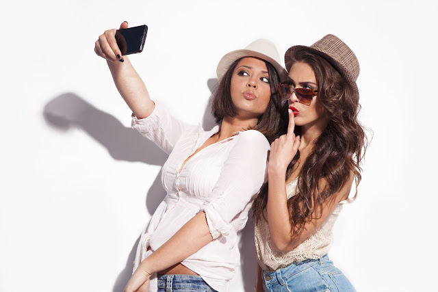 Οι selfie καταστρέφουν την επιδερμίδα σας