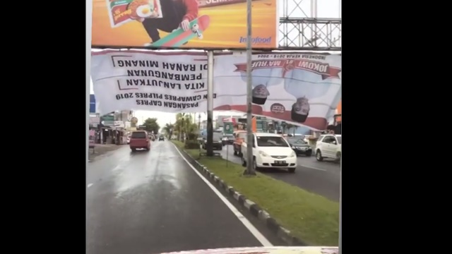 Habis Hujan, Baliho Besar Jokowi - Ma'ruf Terbalik di Padang Habis Hujan, Baliho Besar Jokowi - Ma'ruf Terbalik di Padang