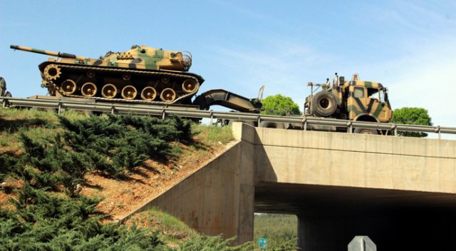 Η Τουρκία μετακινεί μεγάλες δυνάμεις και άρματα μάχης στα σύνορα με την Συρία