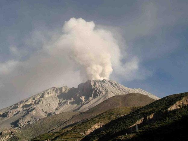 For the first time in recorded history Peru is host to two volcanoes seeing continuous eruptions. 624x468