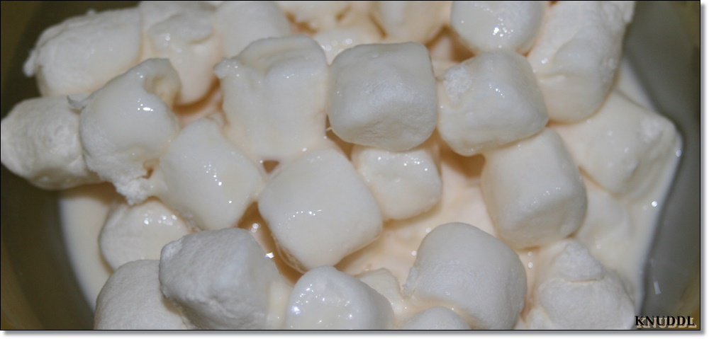 In einem weiteren Schüsselchen die Marshmallows mit der Sahne über dem ...