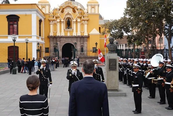 Queen Letizia wore Carolina Herrera striped fit and flare dress. Queen wore a new dress by Carolina Herrera. President Vizcarra and his wife