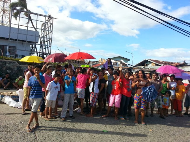 Typhoon Yolanda survivors line up for relief